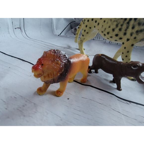 Lot Of 4 Jungle PVC Figure Toys Cheetah Lion Hippos - Picture 6 of 8